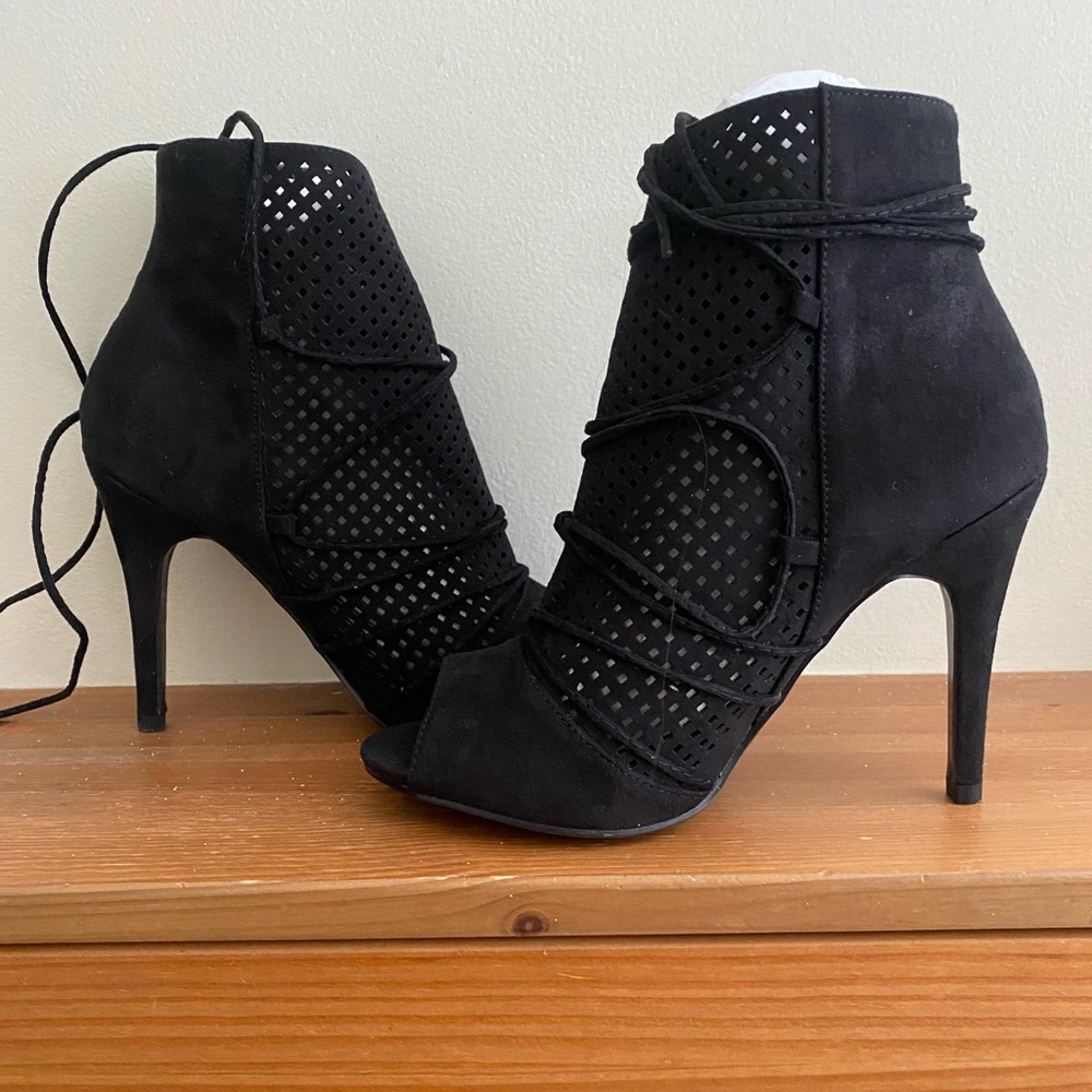 New in box Glaze suede strappy heels